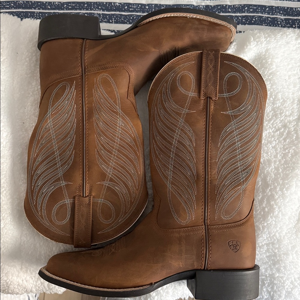 Ariat Womens Tan Western Boots with Embroidered Design - Picture 2 of 6
